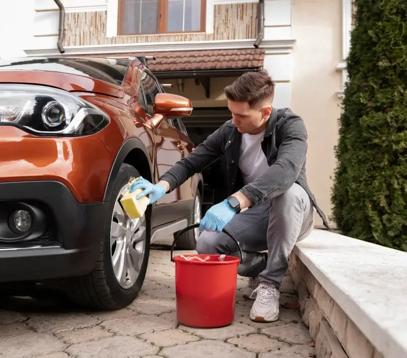Lavage auto à domicile Villechauve : professionnel intervenant sur un véhicule